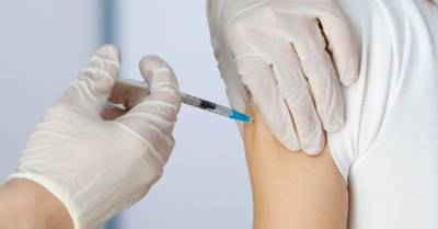 С сегодняшнего дня подростки в возрасте 16 -17 лет могут получить прививку от Covid-19