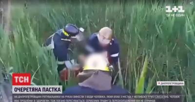 Упал с моста в камыш и не смог выбраться: под Днепром из воды достали мужчину
