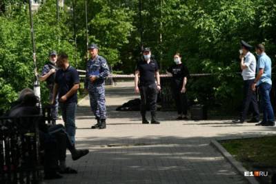 В Екатеринбурге мужчина с ножом напал на прохожих в сквере, трое погибли