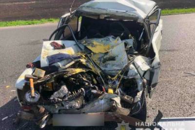 На Харьковщине легковушку расплющило о грузовик: двое погибших