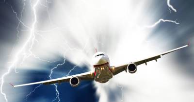 Молния ударила в самолет во время посадки в "Шереметьево"