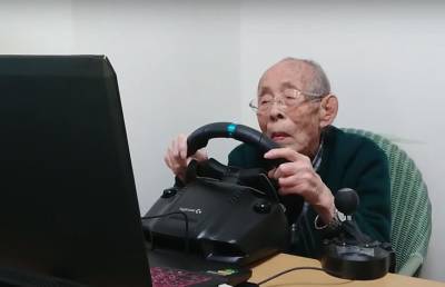 Дедушка из Японии стал популярным гонщиком в 93 года. Внук помог ему освоить компьютерные игры