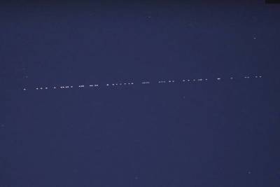 Спутники Илона Маска пролетели в небе над Псковом