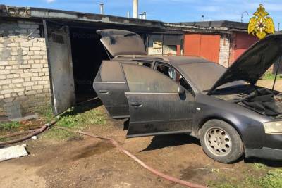 Смоленские пожарные уберегли автомобиль в горящем гараже
