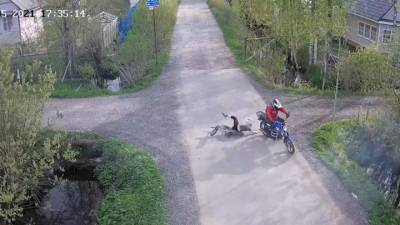 Мотоциклист сбил ребенка на велосипеде и сбежал с места ДТП. Видео