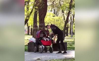 В Одессе горе-мать под "веществами" гуляла с коляской, видео: ребенок лежал пятками вверх