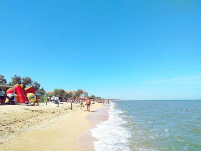 Раннее открытие сезона: туристы снимают переполненные пляжи на российских курортах