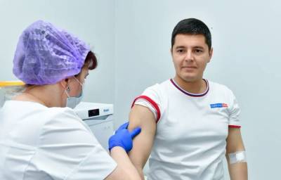 Ямала Дмитрий Артюхов - Артюхов поставил второй компонент прививки от СOVID-19 и позвал ямальцев вакцинироваться - znak.com - Салехард