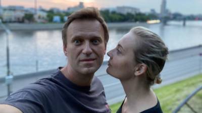 Блогер Навальный мог изменять супруге с множеством женщин