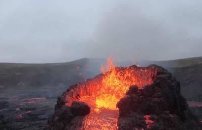 «Cамое горячее предложение»: в Исландии выставили на продажу проснувшийся вулкан Фаградальсфьядль