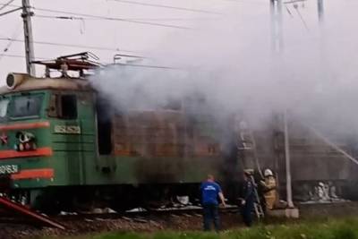 Появились кадры горящего в Ростовской области поезда