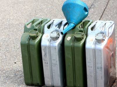 В Гродно инструктор автошколы незаконно слил 260 литров топлива