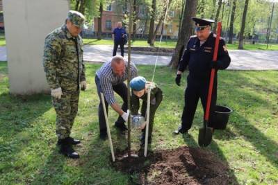 В Перми в память о погибших сотрудниках СОБР Упраления Росгвардии по Пермскому краю посадили деревья