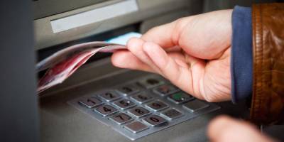Банки хотят разрешить снимать деньги с чужой карты в банкоматах