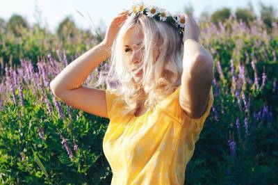 «Тельняшки, цветочные платья и бра»: стилист назвала главные летние тренды - vm.ru