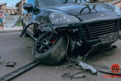 В Днипре Porsche сбил людей на переходе и повредил два авто
