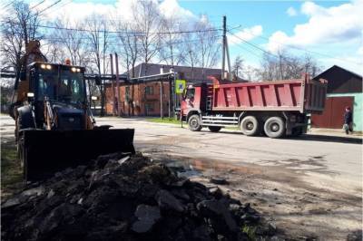 В г.о. Чехов на улице Солнышевская ремонтируют тротуары и проезжую часть