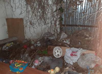 Троих детей оставили одних в квартире без еды: что творилось внутри