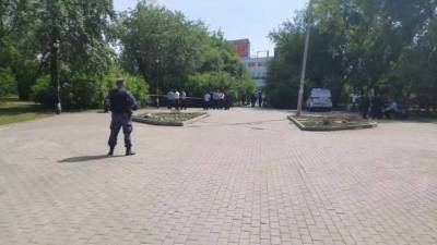 Новости на "России 24". Мужчина напал на прохожих в Екатеринбурге, есть жертвы