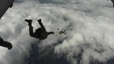 Видео из Сети. Десантники совершили высотное десантирование с высоты 6 тыс. метров