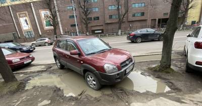 В Калининграде с Театральной начали эвакуацию припаркованных на тротуаре машин