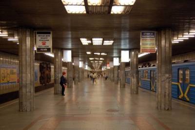 В Киеве под поезд метро попал человек - движение остановлено
