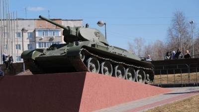 В ХМАО братскую могилу в виде танка Т-34 будут охранять манекены