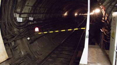 В метро Киева пассажир попал под поезд, закрыты четыре станции