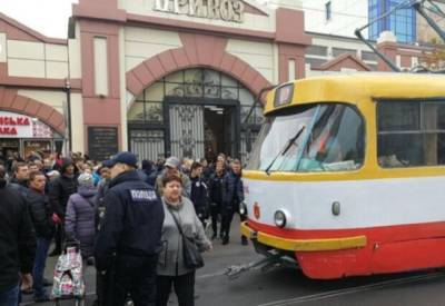 Ударили ножом и сбежали: возле Привоза девушки напали на парня, фото