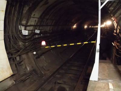 В киевском метро пассажир попал под поезд, движение на "красной ветке" частично ограничено