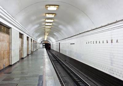 На метро "Арсенальная" человек попал под поезд, движение ограничено