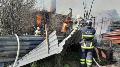 В Екатеринбурге горят три частных жилых дома