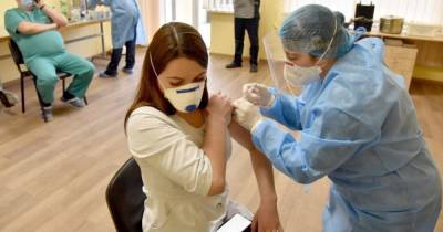 Вакцинация от коронавируса: за сутки в трех областях и Киеве не сделали ни одной прививки