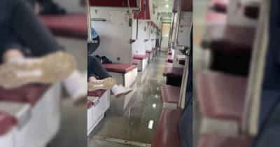 В поезде Укрзализныци прорвало прогнившую трубу: пассажиры ехали в потопе (фото, видео)