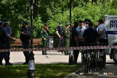 Житель Екатеринбурга, напавший с ножом на прохожих, пребывает в бессознательном состоянии