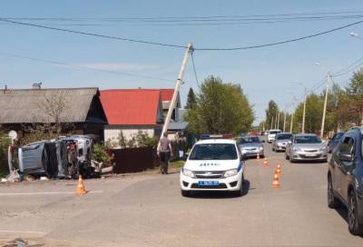 Водитель внедорожника, протаранивший опору ЛЭП, погиб на месте аварии в Тверской области