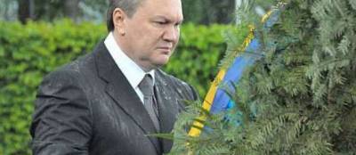 Янукович и венок: прошло ровно 11 лет с момента «нападения». Эпичное видео
