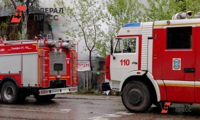 В Екатеринбурге ветер не дает пожарным потушить три горящих дома