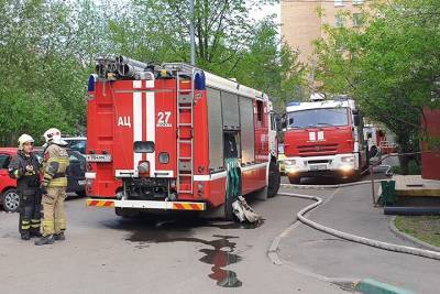 Возгорание мусора на площади 500 квадратных метров произошло на севере Москвы
