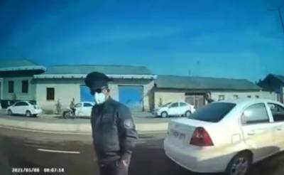 В Самаркандской области автомобиль водителя, посигналившего сотруднику местного ОВД, отправили на штрафстоянку