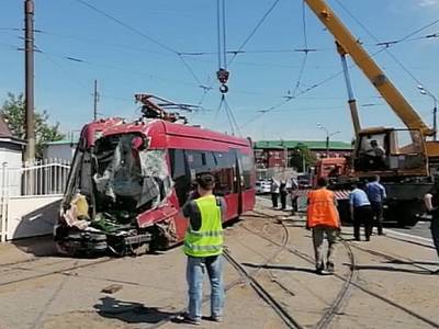 Четыре человека пострадали в результате жесткого столкновения трамваев в Казани (видео)