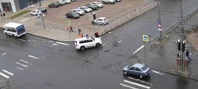 В Петрозаводске ищут водителя белого внедорожника, который чуть не сбил пешеходов на «зебре» (ВИДЕО)