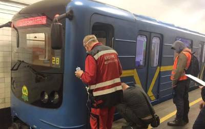 Стало известно состояние попавшего под поезд метро в Киеве пассажира