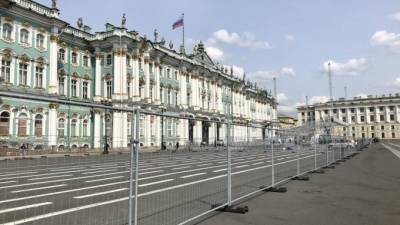 Дворцовую площадь в Петербурге начали готовить ко Дню города