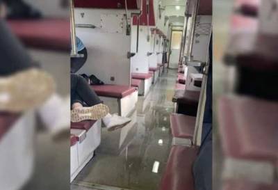 В поезде Укрзализныци прорвало прогнившую трубу: пассажиры ехали в потопе