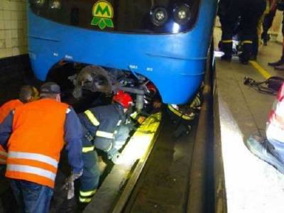 Работа киевского метро восстановлена, пострадавшего увезла «скорая»: в сети появилось видео с места ЧП
