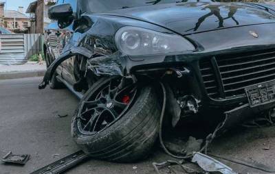 В Днепре пьяный водитель на Porsche сбил двух человек на переходе и повредил два авто