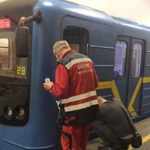 В Киеве под поезд метро попал пассажир: мужчину госпитализировали