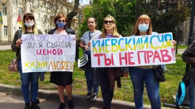 «Киевский суд, ты не прав»: лишенные зеленой зоны одесситы вышли на пикет (фото)
