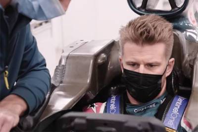 Видео: Хюлкенберг проходит подгонку сиденья в Aston Martin